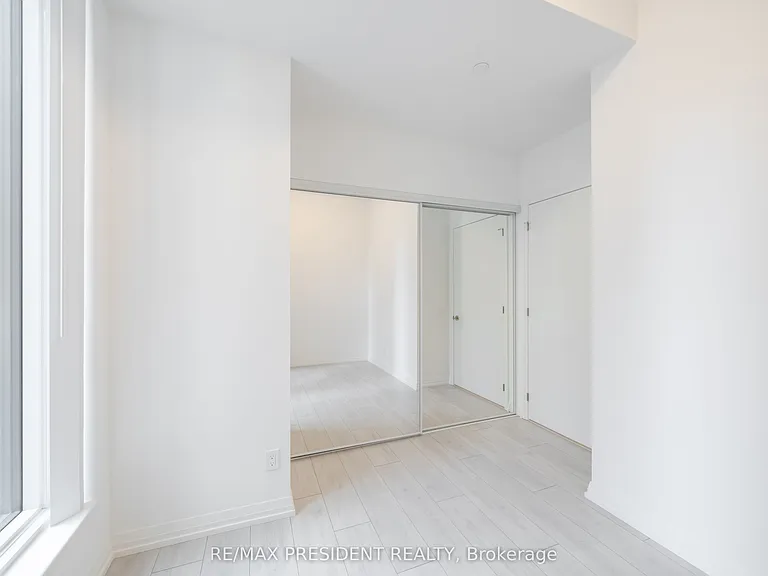 400 King St W #808 — Photo 11
