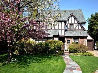 8 Oxford Pl, Rockville Centre, NY 11570