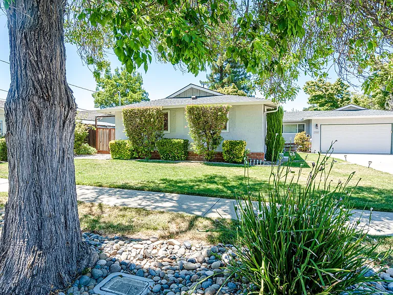 3985 Royal Arch Dr #B — Photo 3