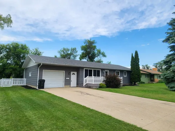 880 Riverview Dr, Valley City, ND 58072