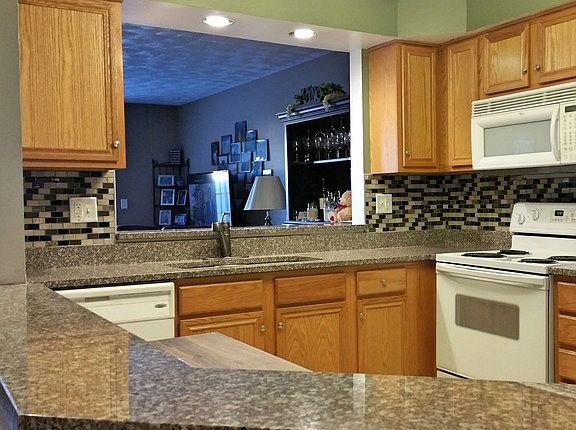 4th image of 410 Lakeview Cir #410