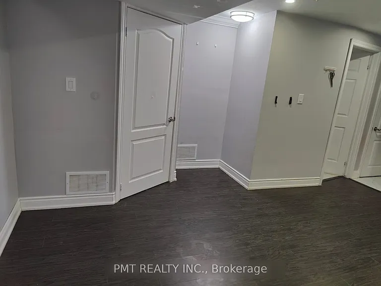 73 Greene Dr — Photo 16