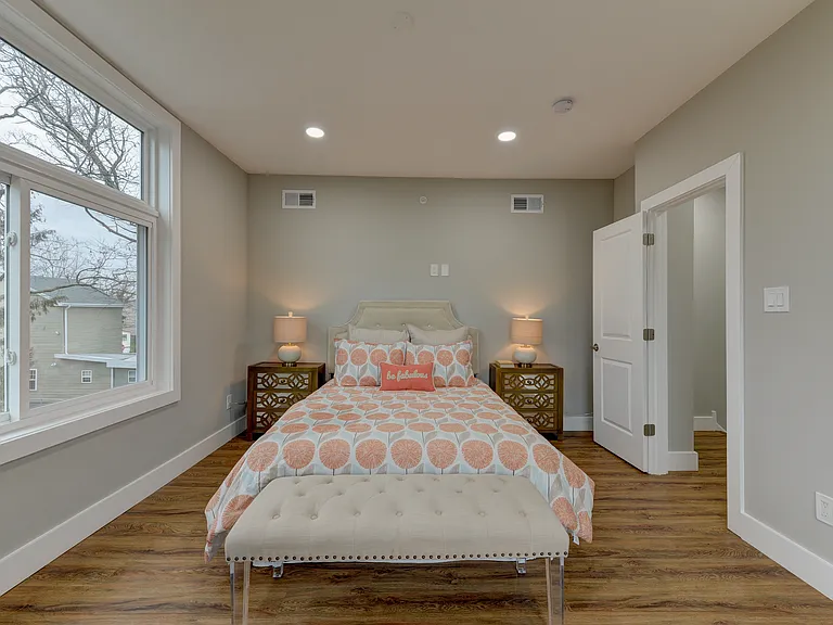 135 E Springer St — Photo 25