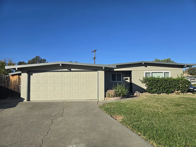 348 Plum St — Photo 1