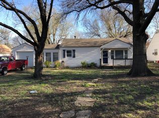 4206 SW Stratford Rd, Topeka, KS 66604