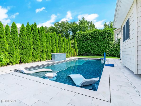 1607 Holbrook St, Oakhurst, NJ 07755