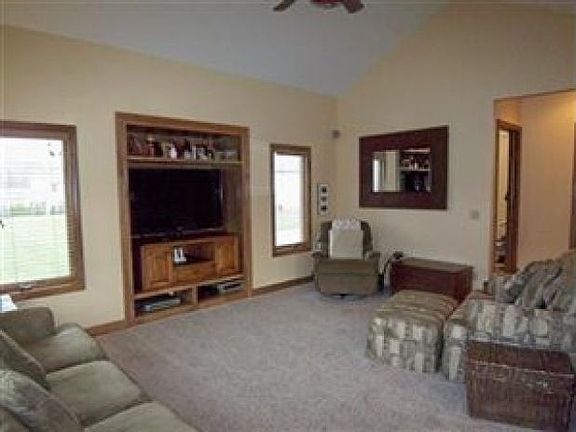 3rd image of 875 Laurel Cir