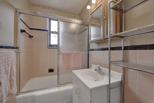 Sold by REMAX Elite | media 27