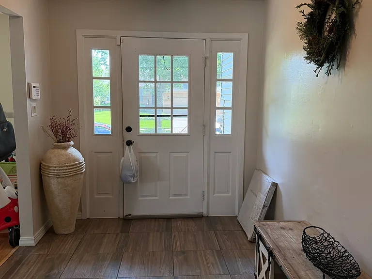 1036 Churchill Dr — Photo 2