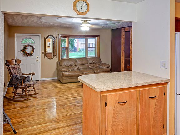 3rd image of 319 Crestview Dr