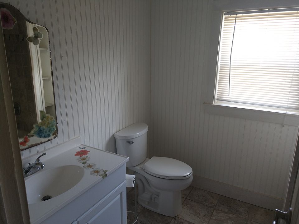 2nd image of 103 W Saunders St