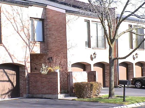 19W276 Palace Green Ln, Oak Brook, IL 60523