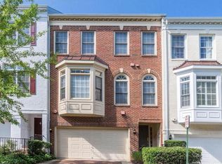 8811 Hunting Lodge Ct, Vienna, VA 22182