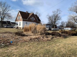 607 W Deck St, New Douglas, IL