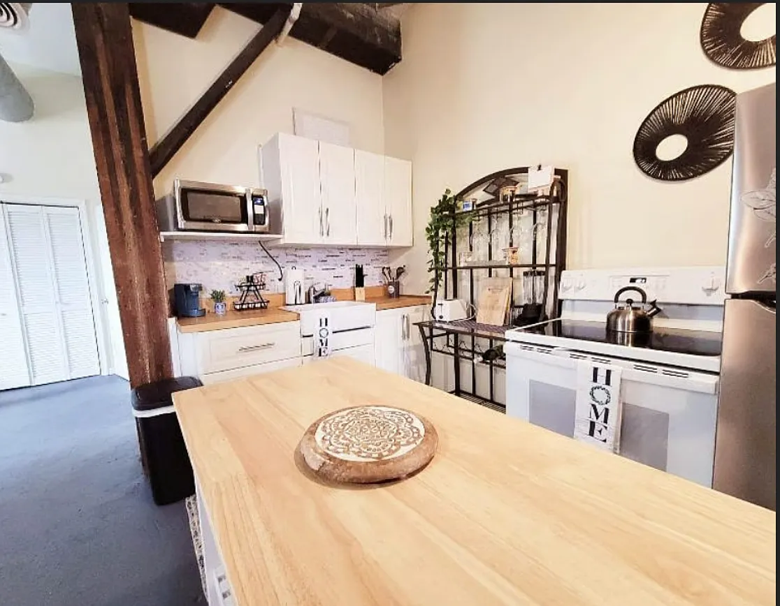 Studio, 950 sqft, $1,250 — Photo 2