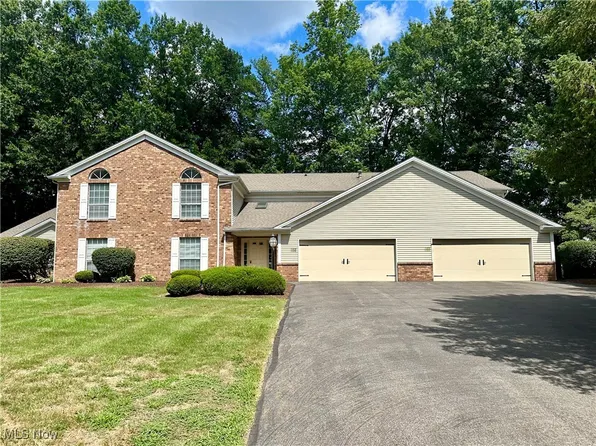 1320 Fox Run Dr, Youngstown, OH 44512