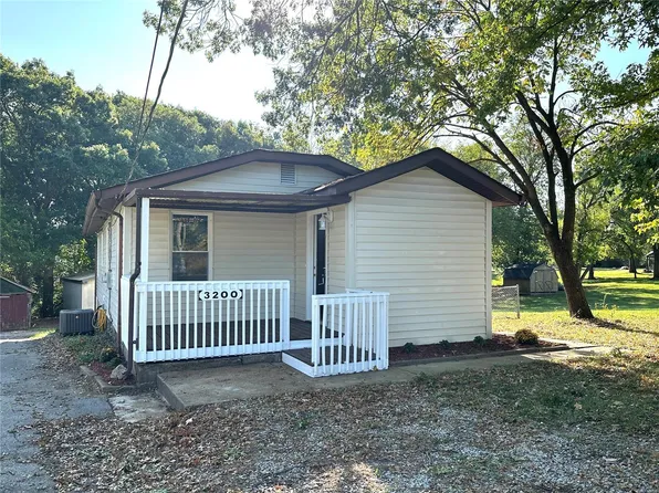 3200 Sunrise Dr, High Ridge, MO 63049