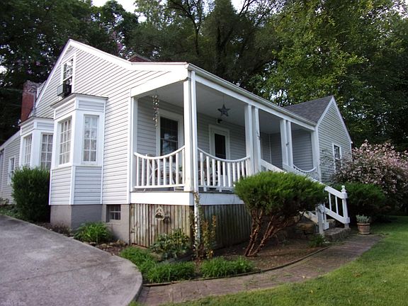 3rd image of 608 College St