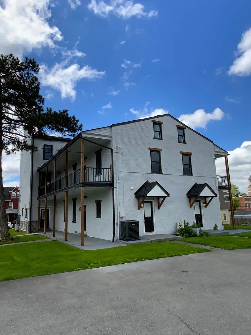 Building Photo - 557 Union St