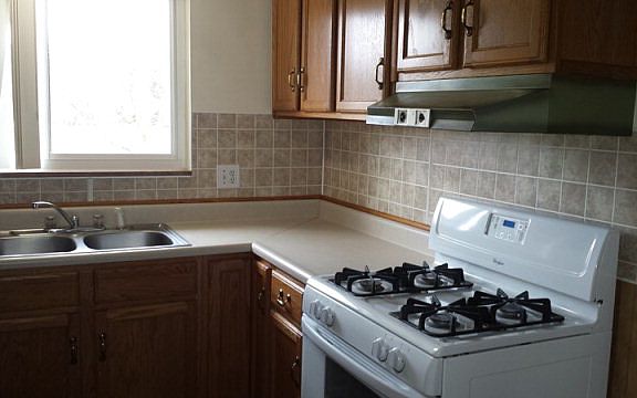 5th image of 563 Grant St
