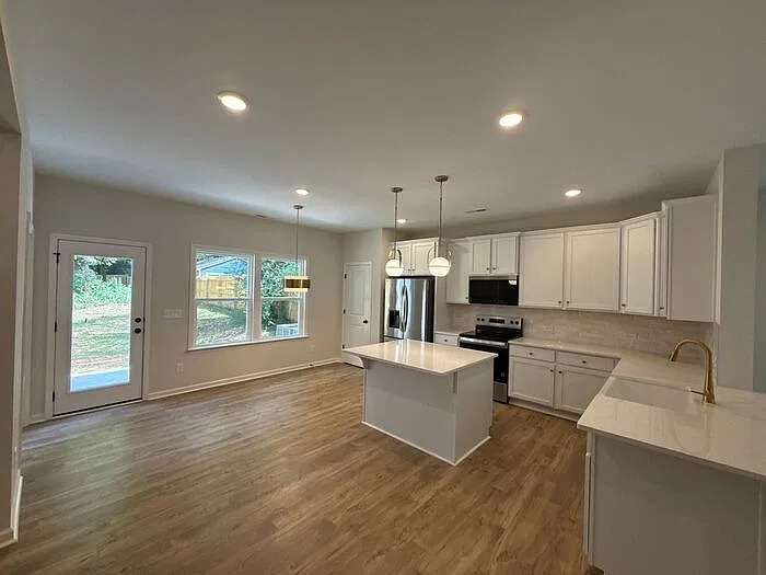 4 bed, 3.0 bath, 2150 sqft, $2,695 — Photo 4