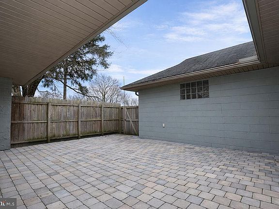 3rd image of 9 Oakmont Rd