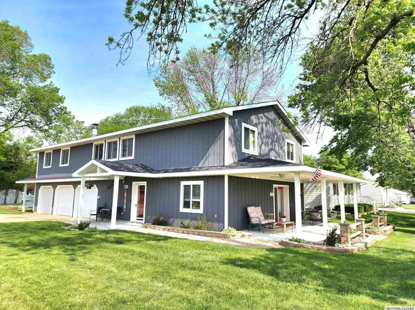 1431 S 8th St, Clear Lake, IA 50428