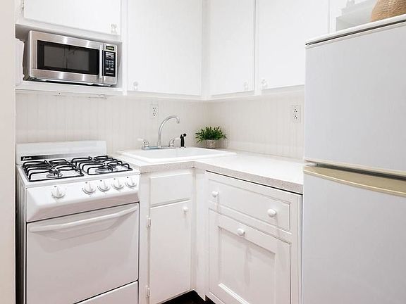 5th image of 229 E 81st St APT V