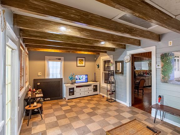 3rd image of 1016 N E Street