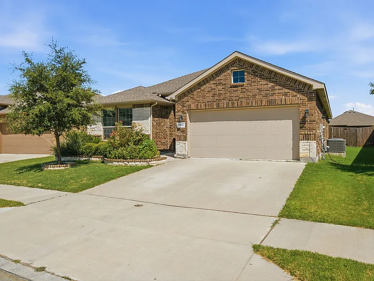 1113 Twin Brooks Ln — Photo 2