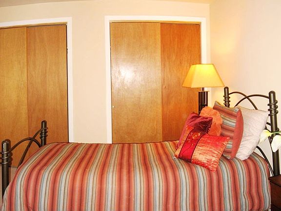 Big 2nd Main Floor Bedroom w/Extra Closet