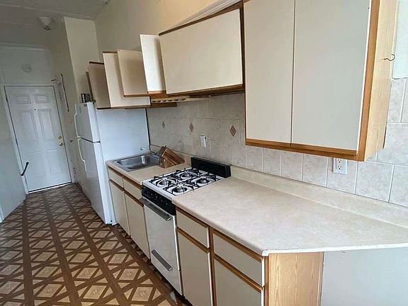 3rd image of 115 Van Brunt St APT 3