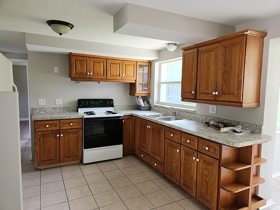 3rd image of 7010 Country Club Dr