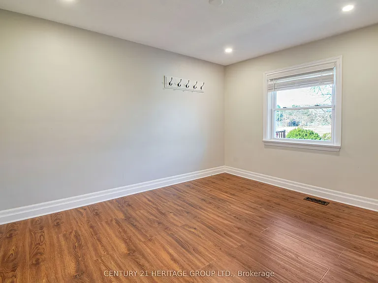 114 Elizabeth Grv — Photo 6