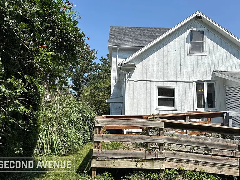 1111 Hayes Ave — Photo 2