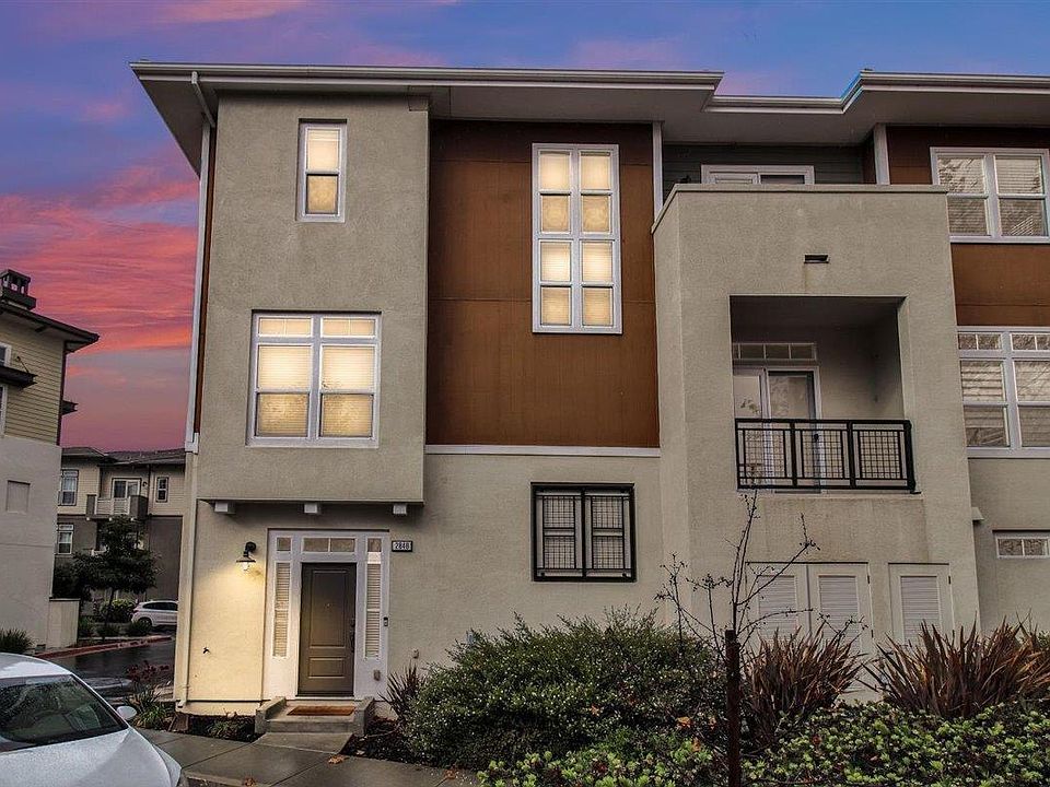 Pristine 2 bed, 2.5 bath corner-unit townhouse