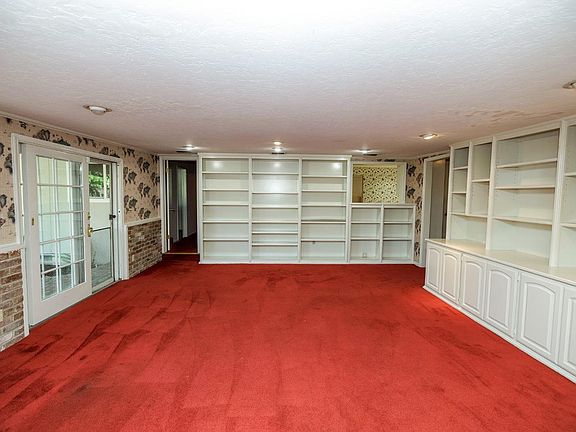2nd image of 221 Raven Ct