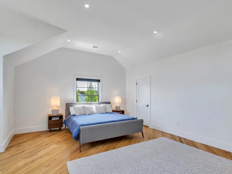 945 Royalton Row — Photo 7