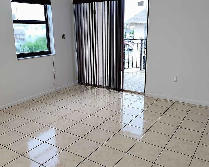 1461 W 42nd St #201 — Photo 3