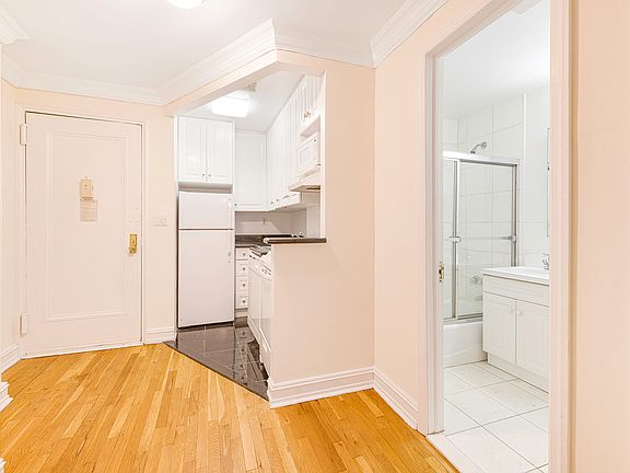 4th image of 239 W 64th St #3D