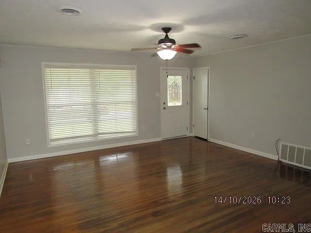 3 bed, 2.0 bath, 1270 sqft, $1,350 — Photo 2