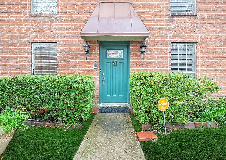 Welcome to Memorial Ashford Townhomes in the Heart of the Energy Corridor(Note: The Grass added for Pictures).