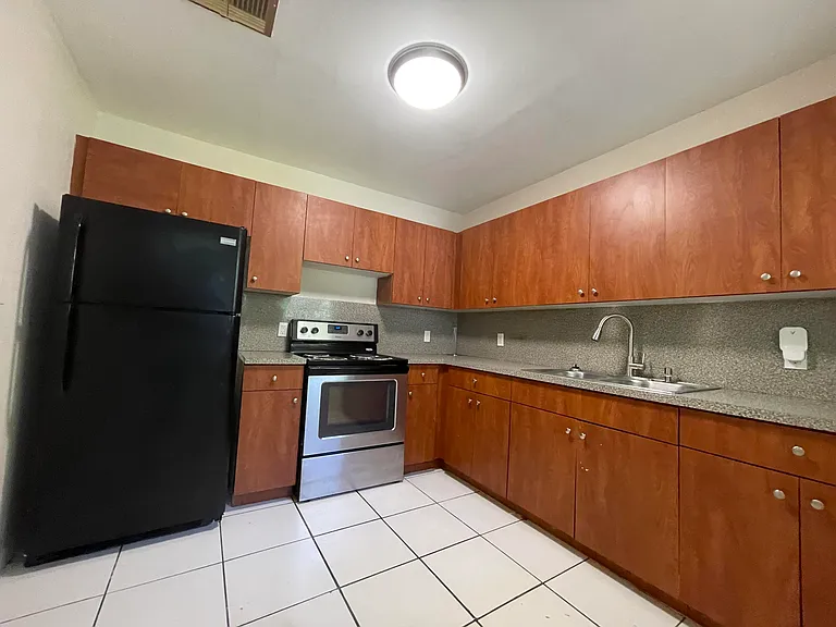 216 NW 12th St #1 — Photo 7