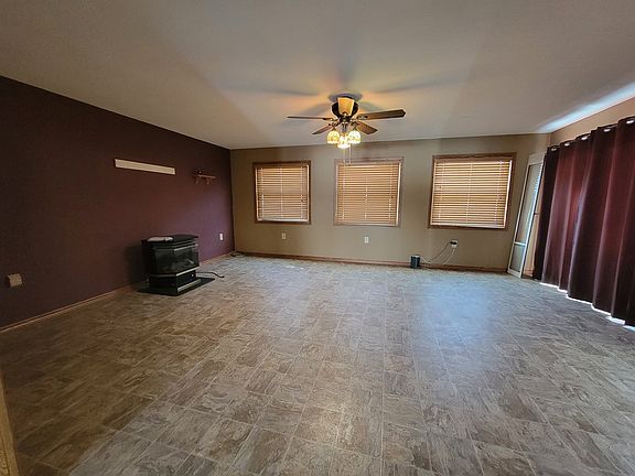 4th image of 875 Larch St