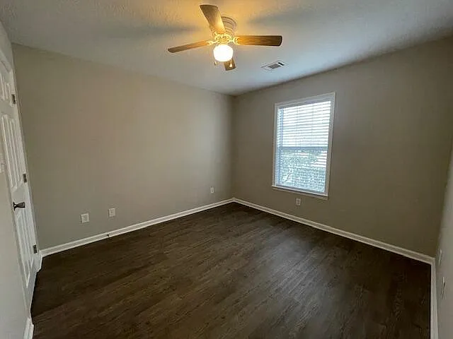 102 Bennington Ln — Photo 4