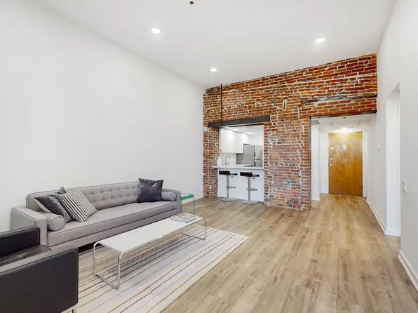 301 Race St APT 504, Philadelphia, PA 19106