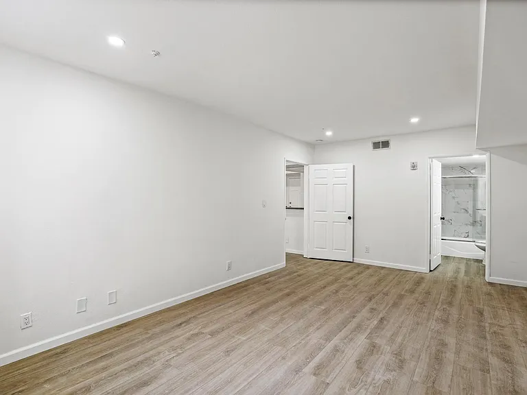 Large-Size Bedroom with Bathroom with Bathtub