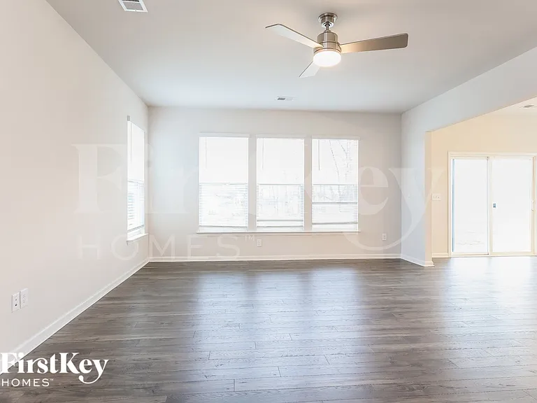400 Stonefence Dr — Photo 3