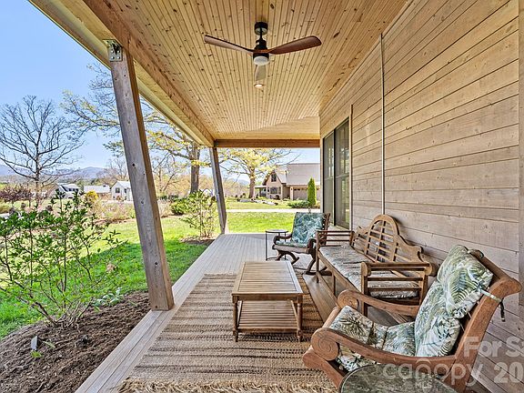 2nd image of 18 Majestic Oak Cir
