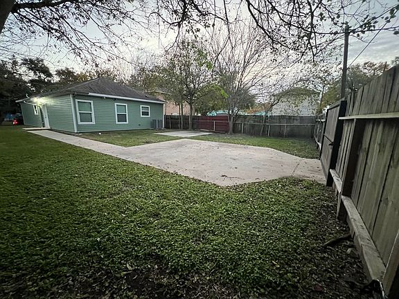 4th image of 716 1st Ave N